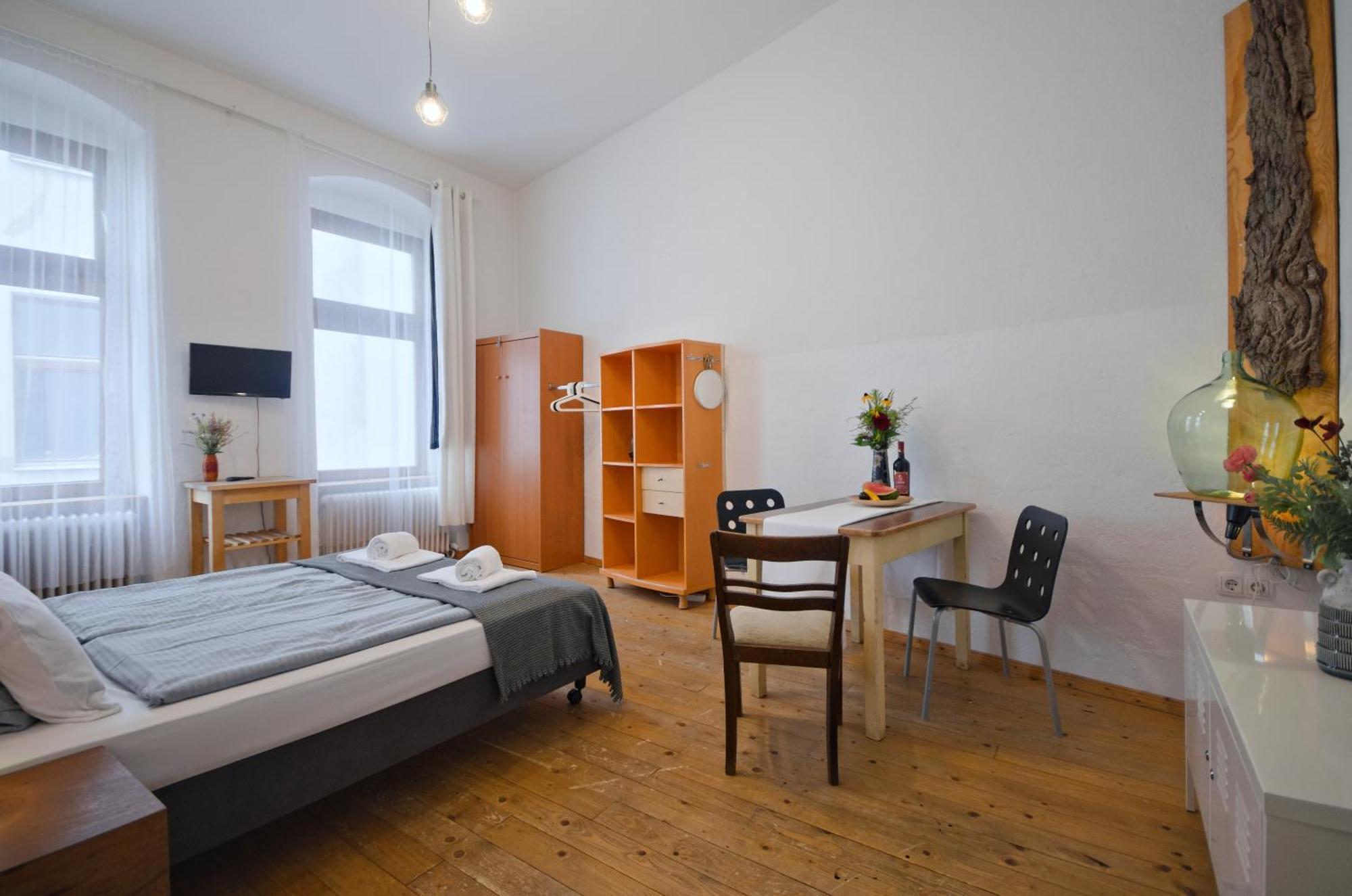 Courtyard Apartment *